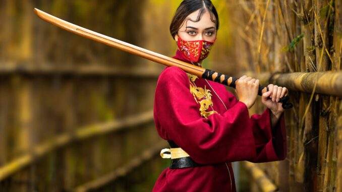 kobieta samuraj z mieczem