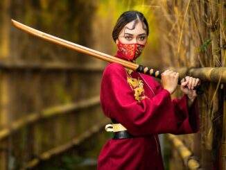 kobieta samuraj z mieczem